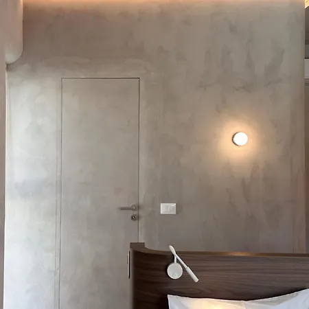 Theros 公寓式酒店