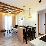 Theros Apartahotel